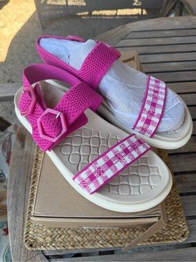 Vivaia Isla - Pitaya Gingham sandals